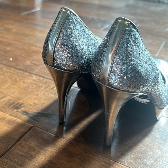 Guess silver sparkle stiletto round toe platform size 7.5 dressy shoes - Picture 4 of 6